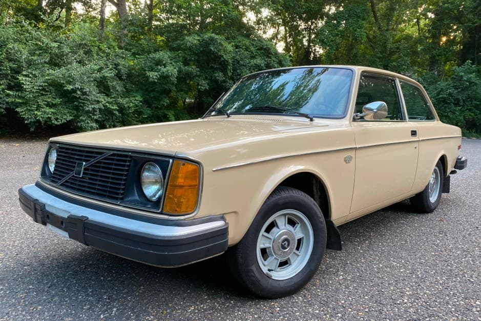 1976 Volvo 240 sold for $4,975