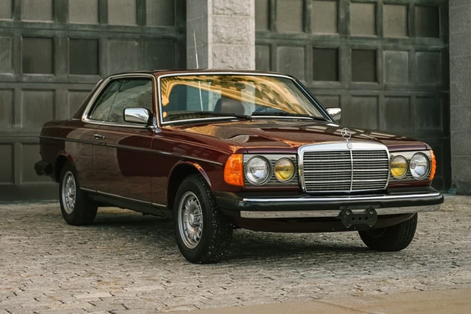 1985 Mercedes-Benz W123 sold for $29,250