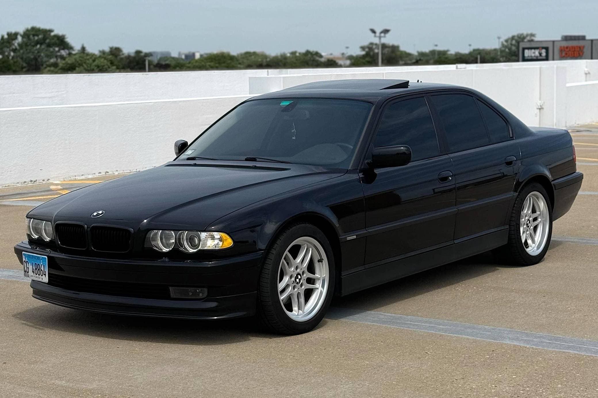 2000 BMW 7 Series sold for $10,300