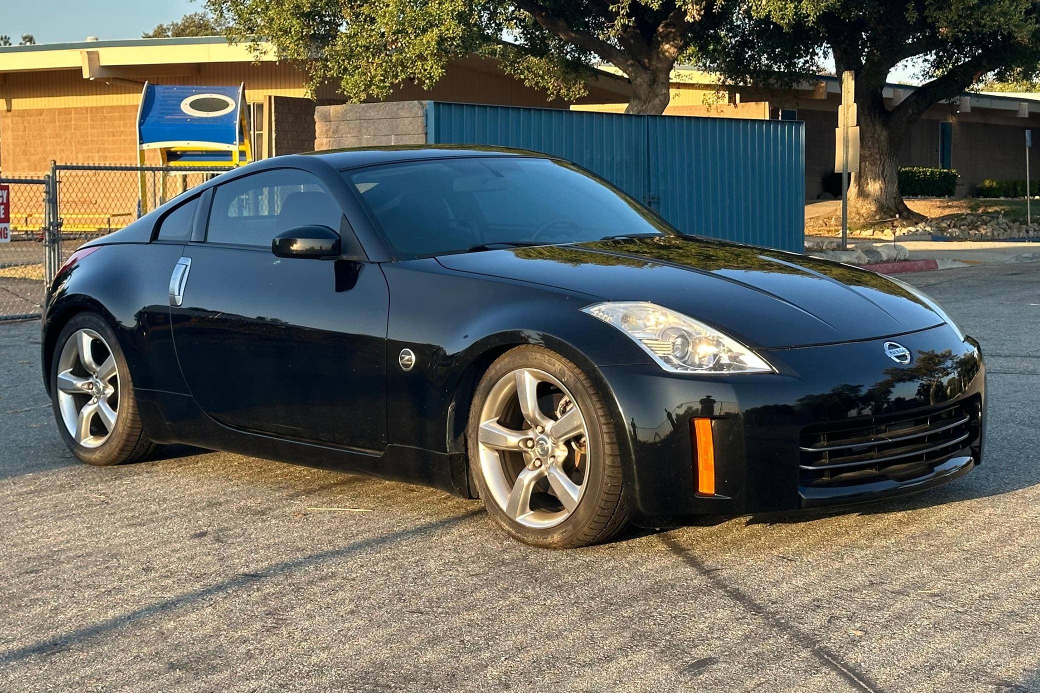 2006 Nissan 350Z sold for $8,800