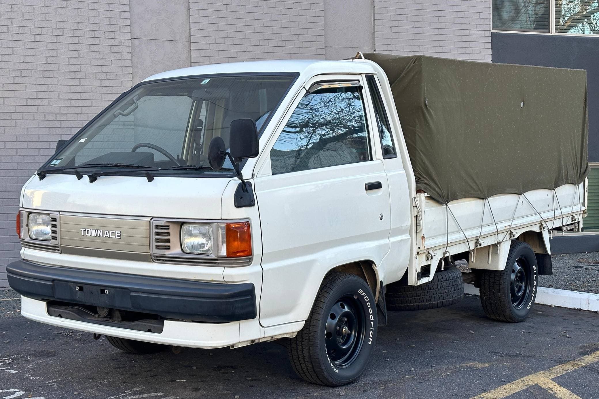 1996 Toyota TownAce sold for $6,200