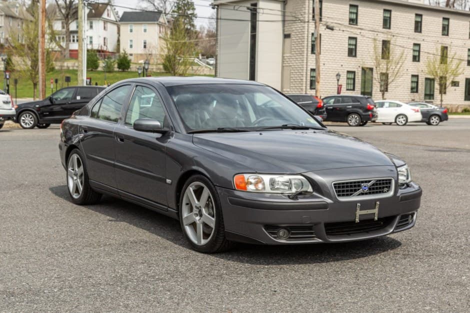 2004 Volvo S60R sold for $9,650