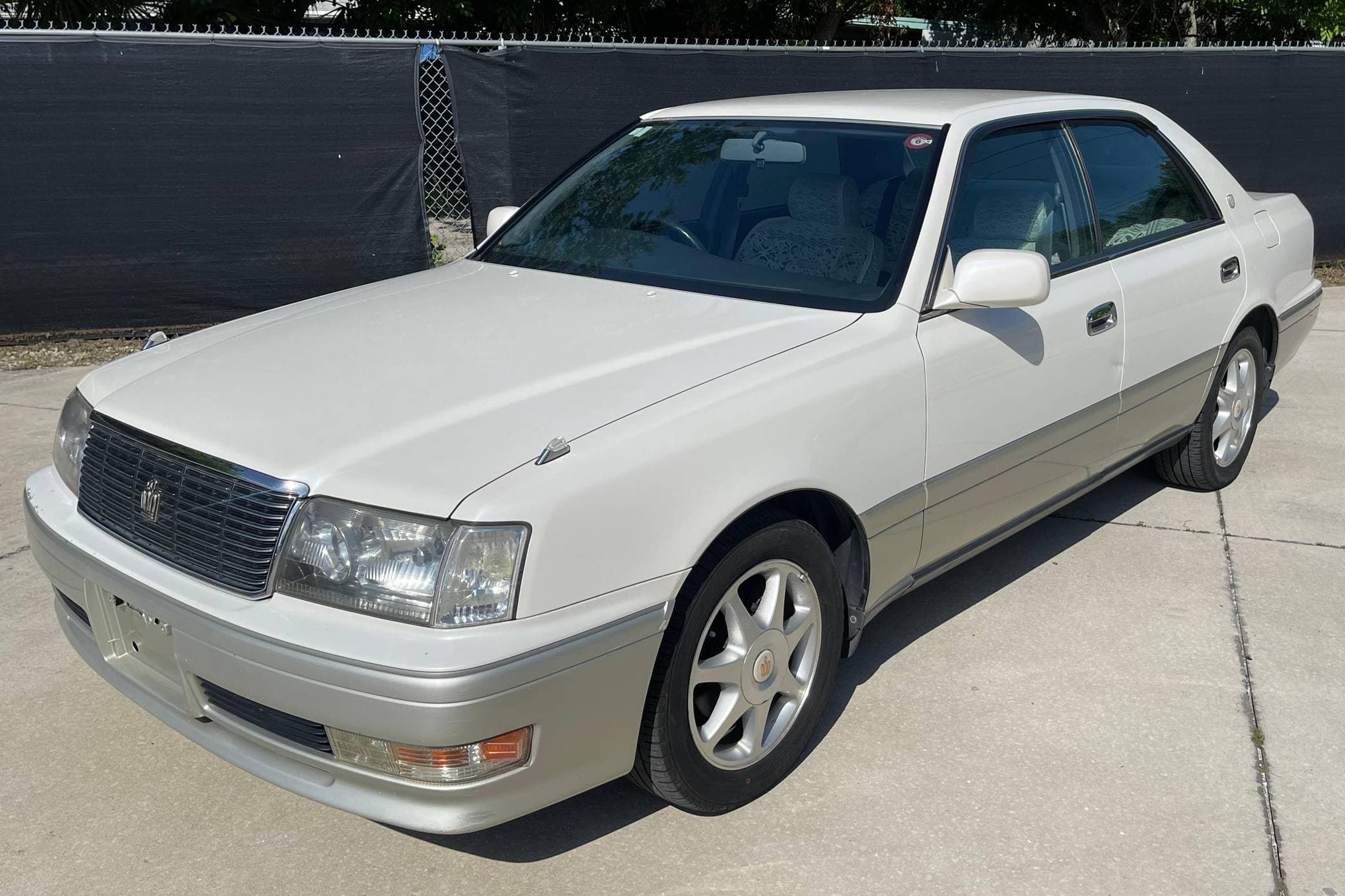 1998 Toyota Crown sold for $6,500