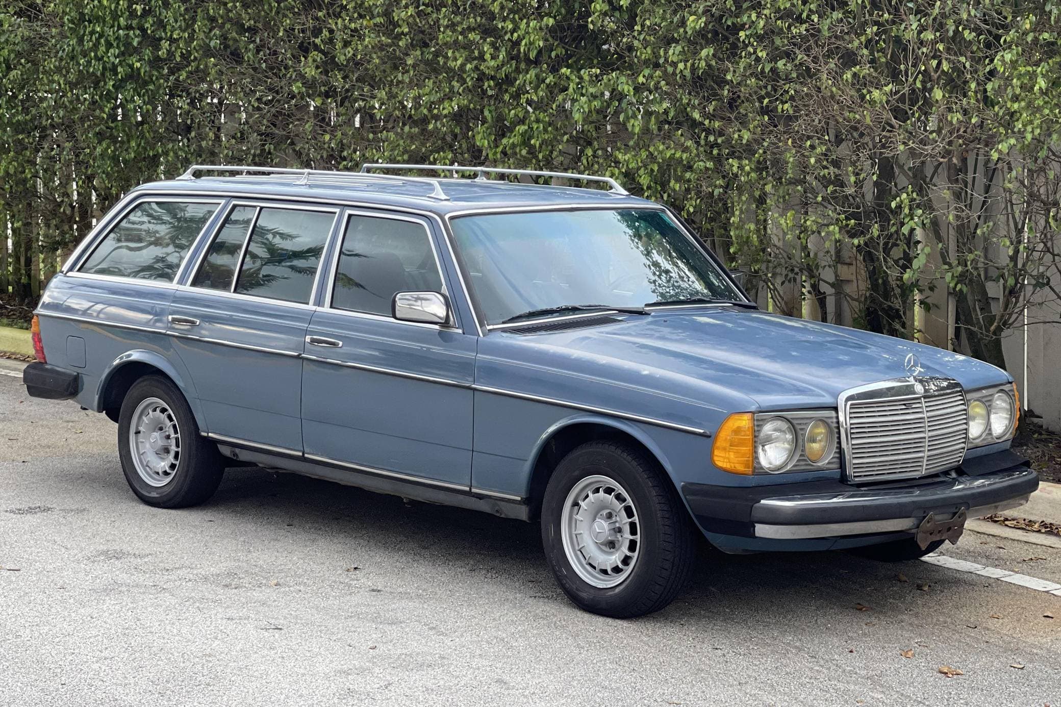 1984 Mercedes-Benz E-Class sold for $9,000