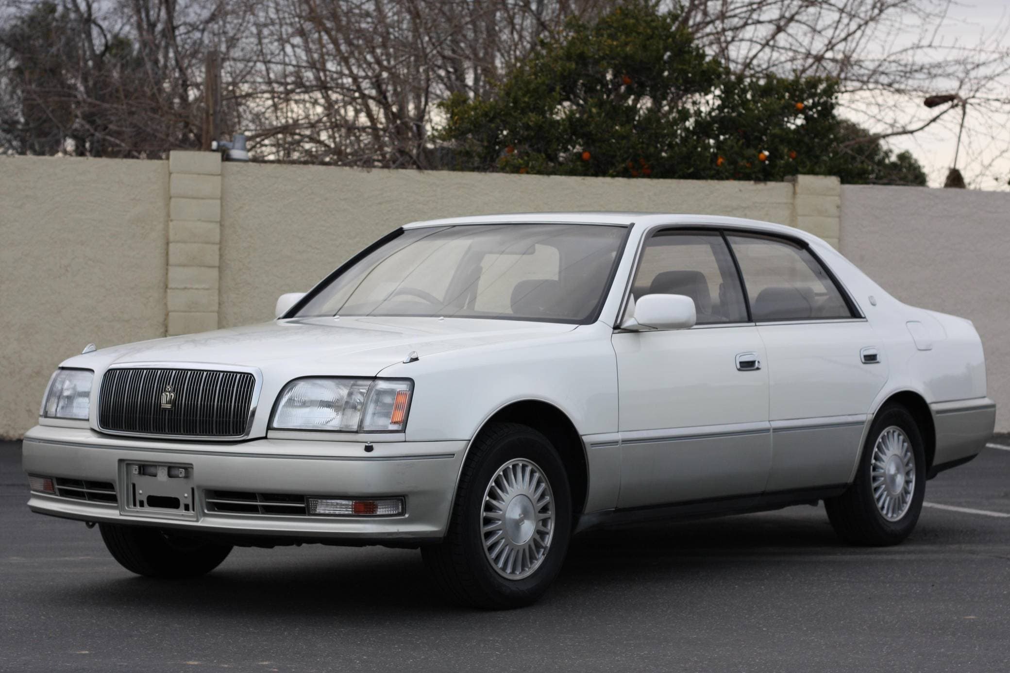 1995 Toyota Crown sold for $6,042