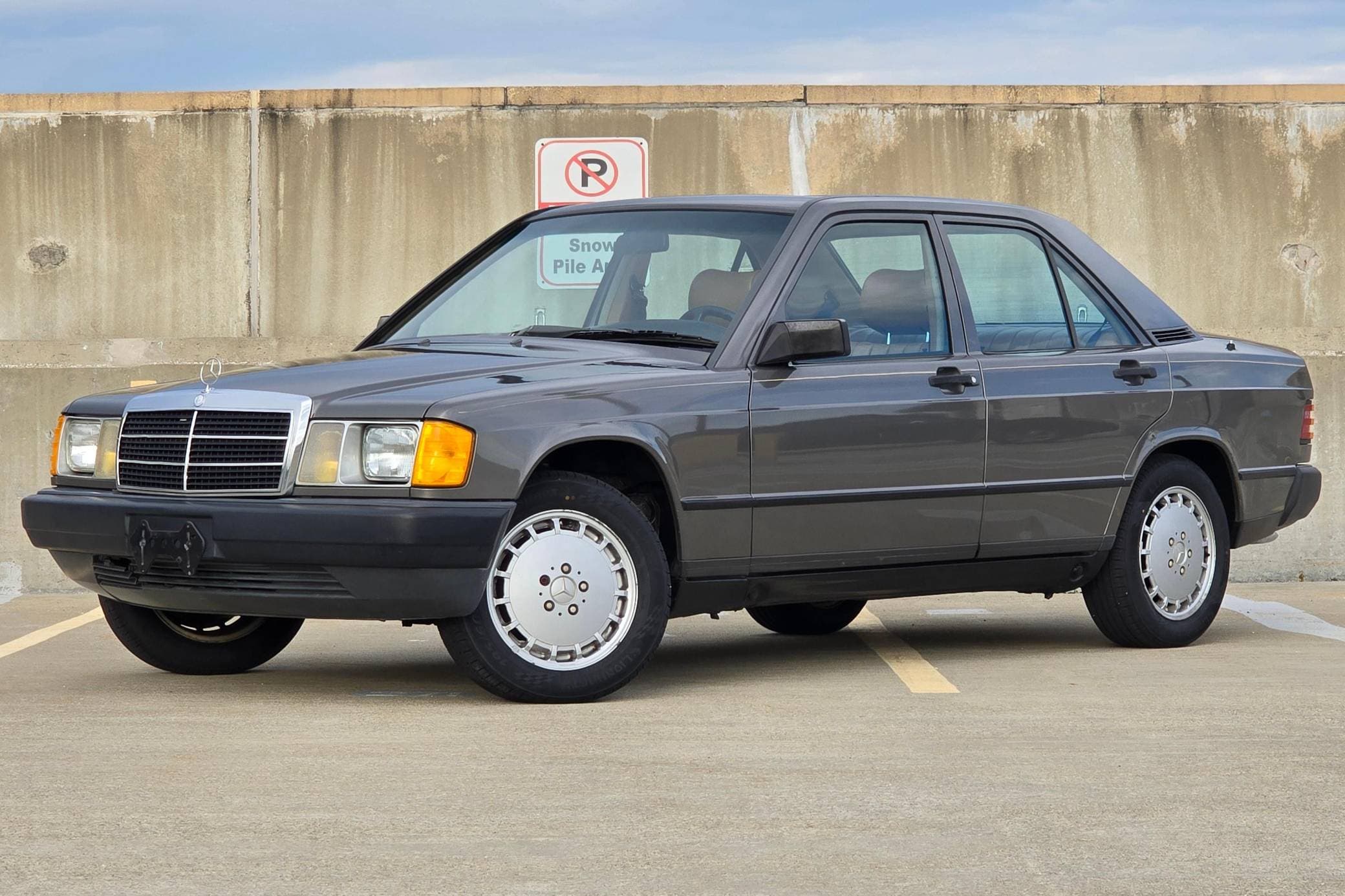 1985 Mercedes-Benz C-Class sold for $4,401