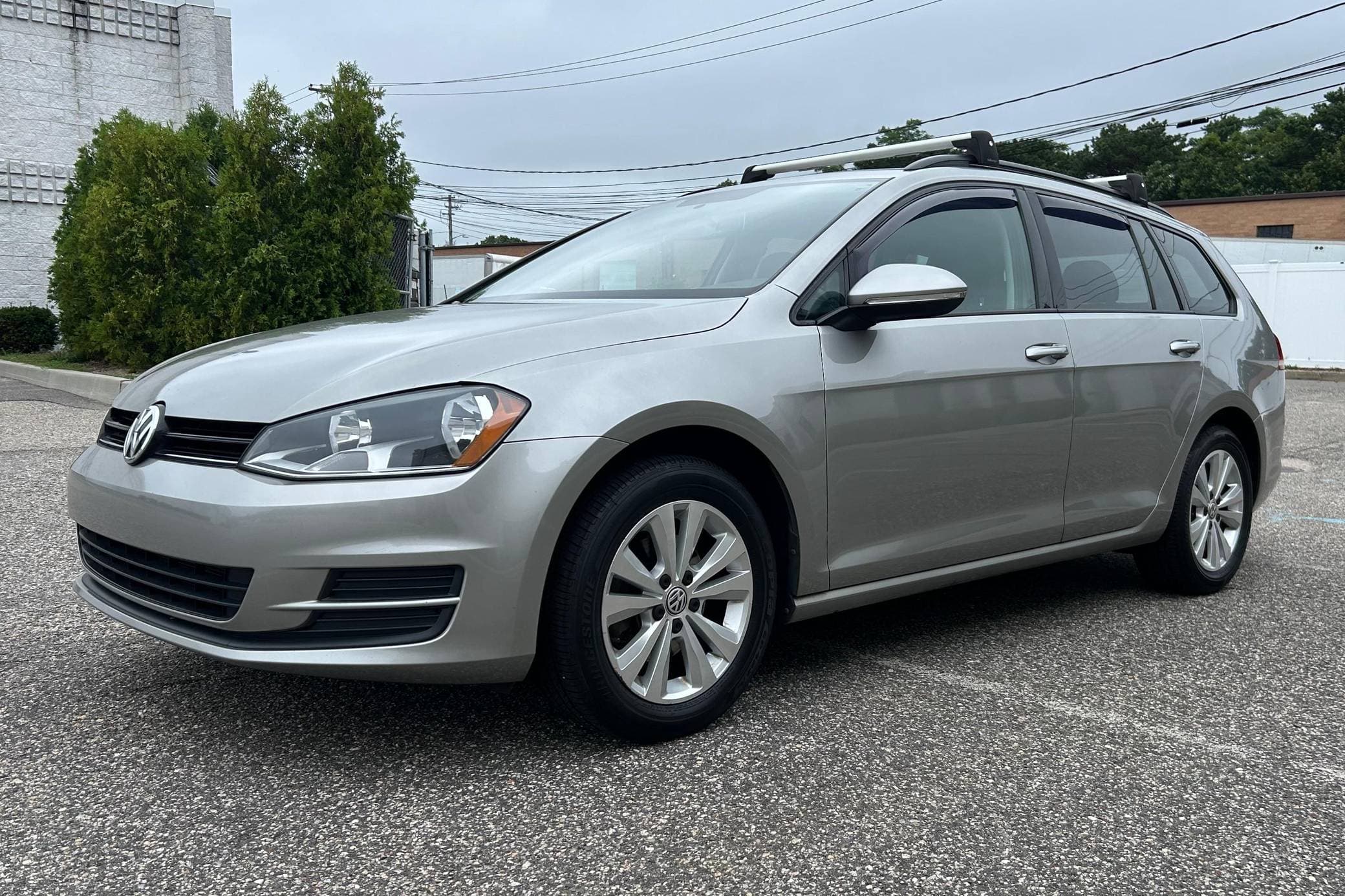 2017 Volkswagen Golf sold for $12,100