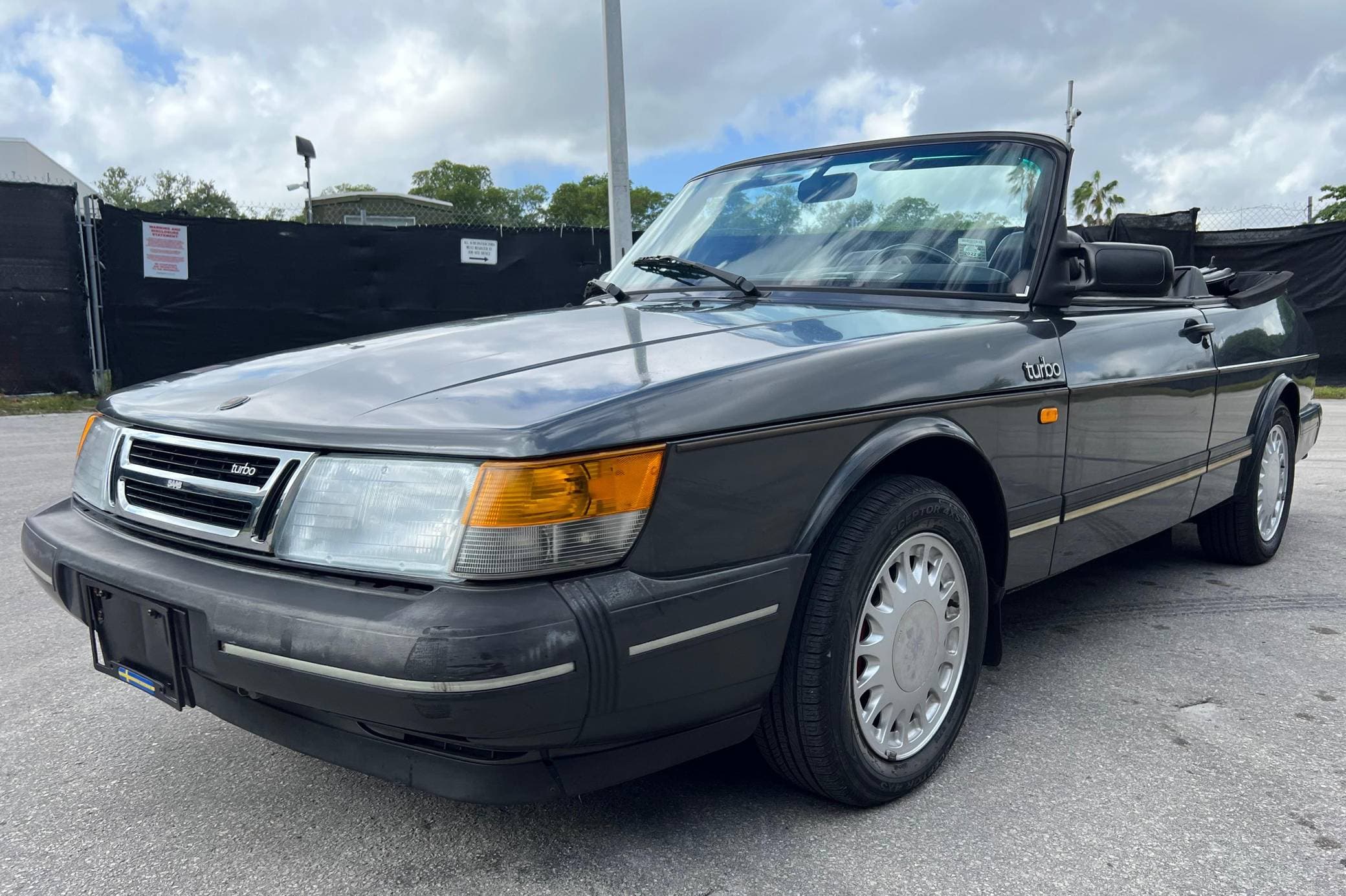 1989 Saab 900 sold for $3,900