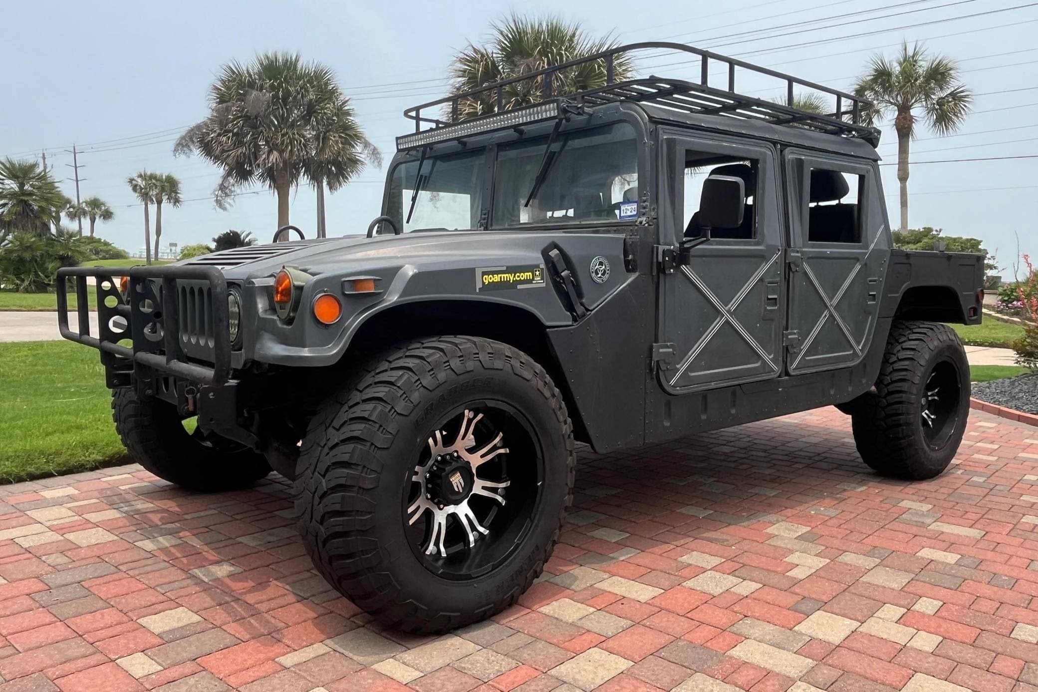 1995 AM General Hummer sold for $14,300