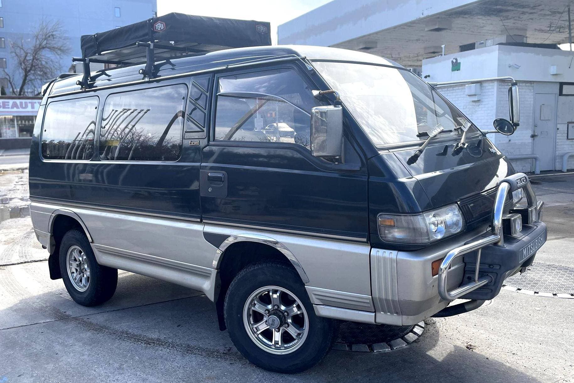 1993 Mitsubishi Delica sold for $15,988