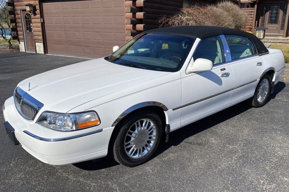 2011 Lincoln Town Car sold for $21,100