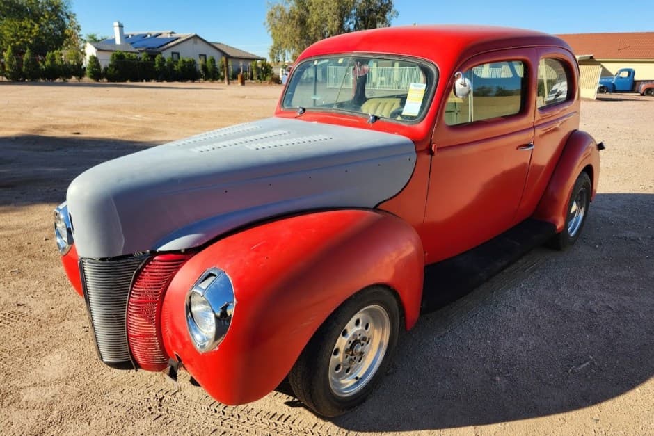 1940 Ford Standard, Deluxe, & Super Deluxe sold for $5,600