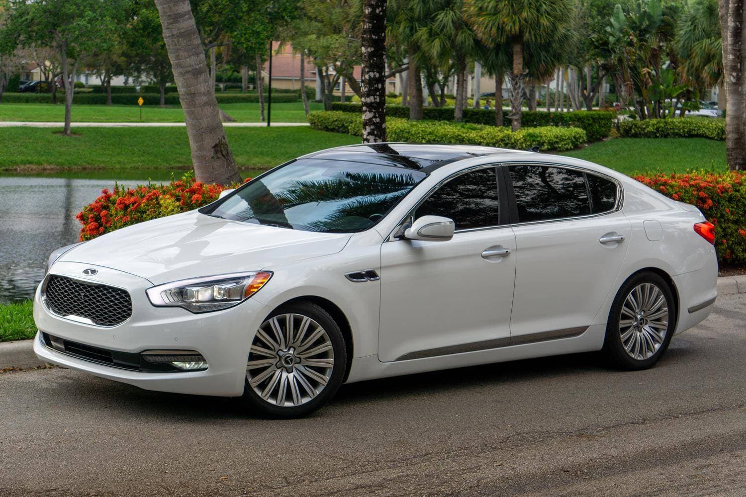 2015 Kia K900 sold for $16,252