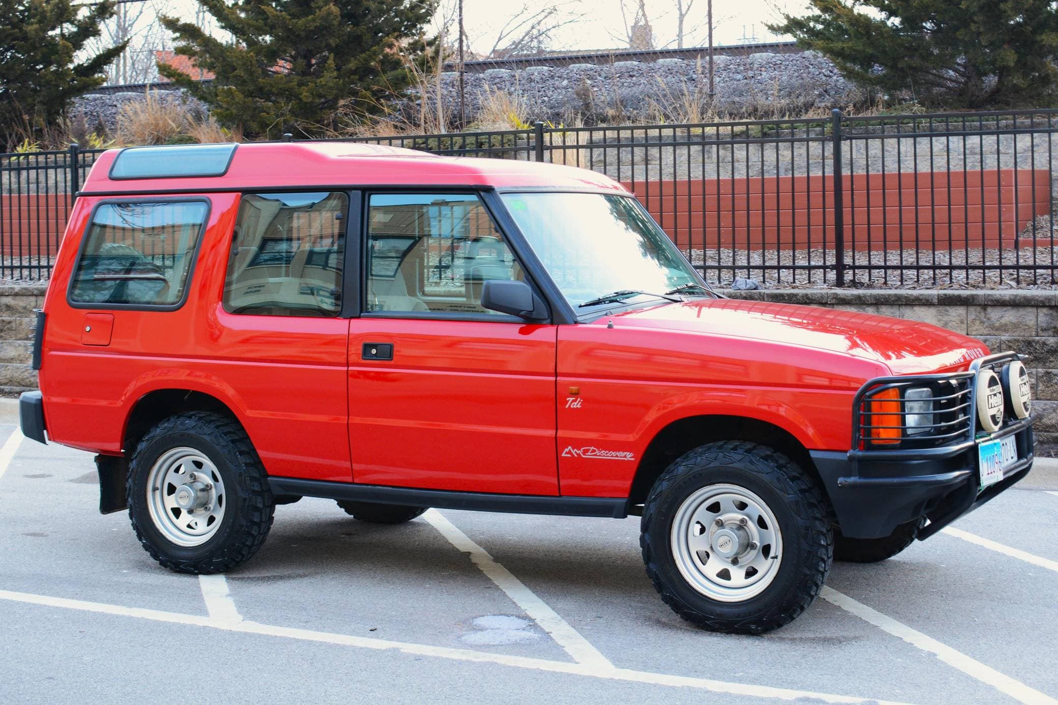 1990 Land Rover Discovery sold for $16,250