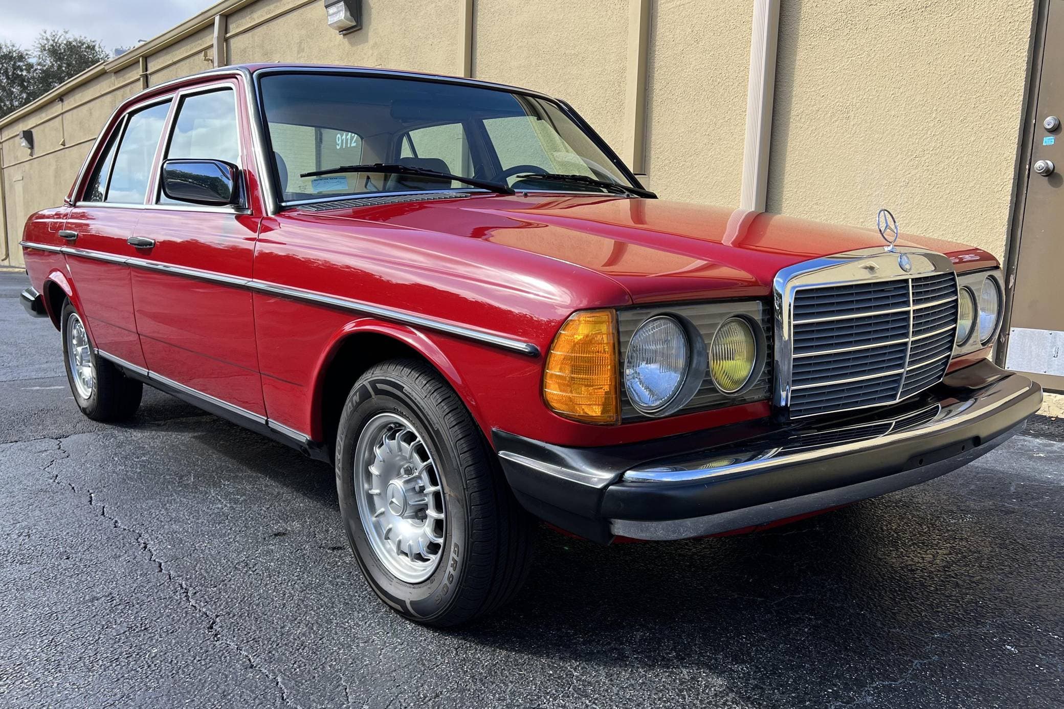 1985 Mercedes-Benz E-Class sold for $11,000