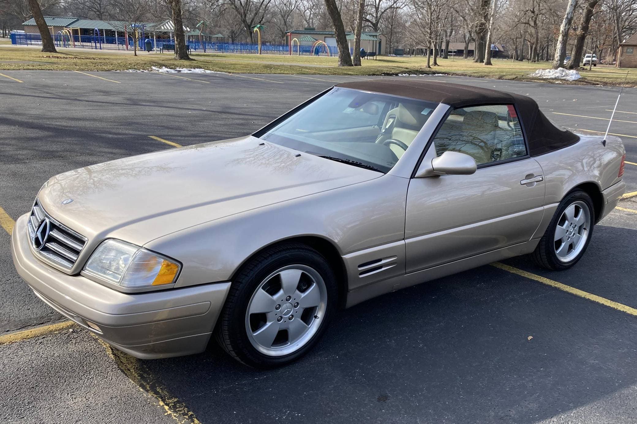 2000 Mercedes-Benz R129 SL sold for $11,300
