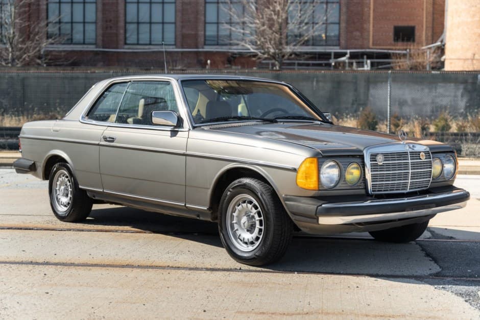 1985 Mercedes-Benz W123 sold for $12,000