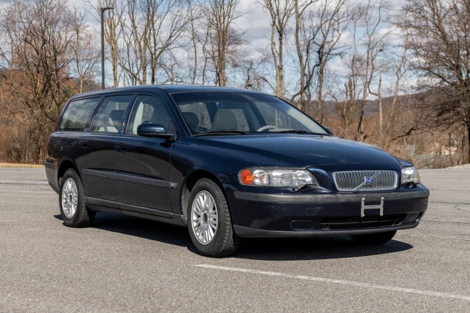 2004 Volvo V70 sold for $8,600