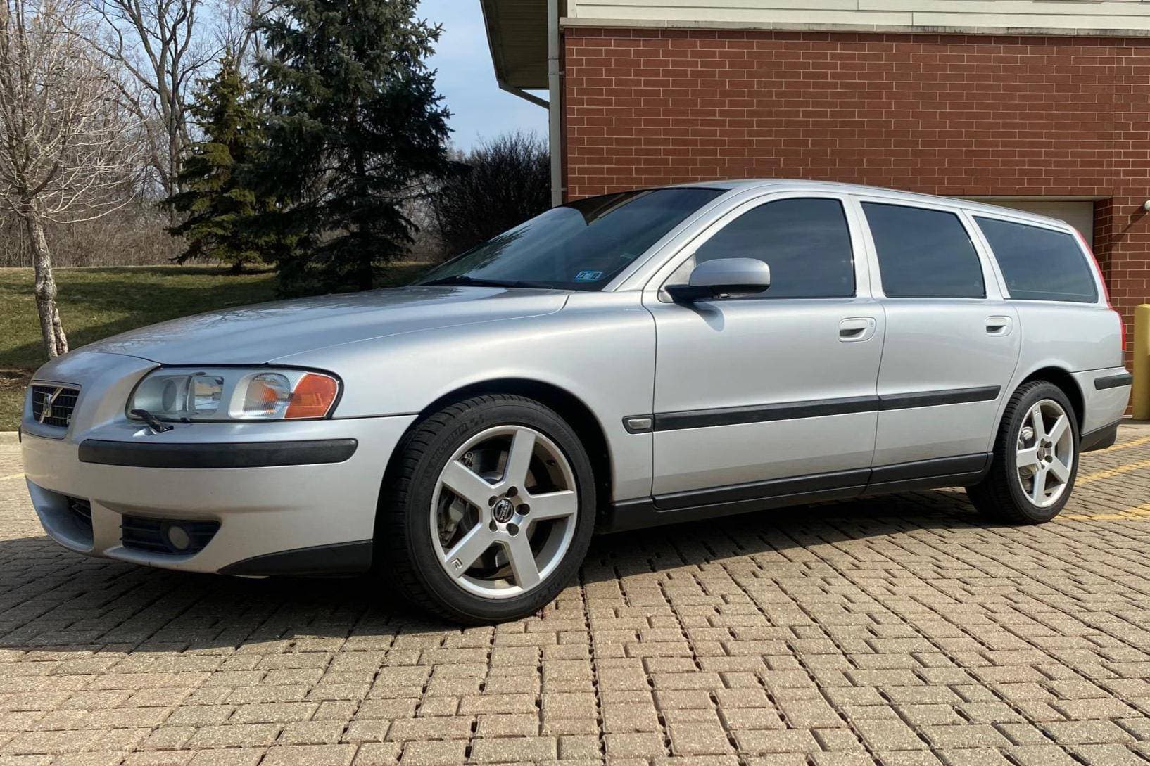 2004 Volvo V70 sold for $8,300