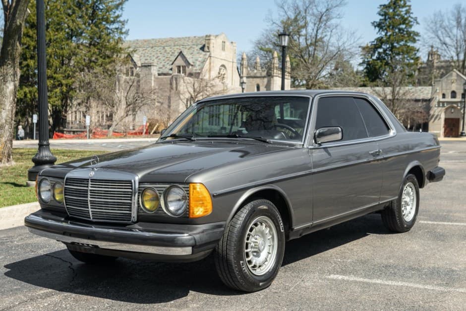 1983 Mercedes-Benz W123 sold for $26,123