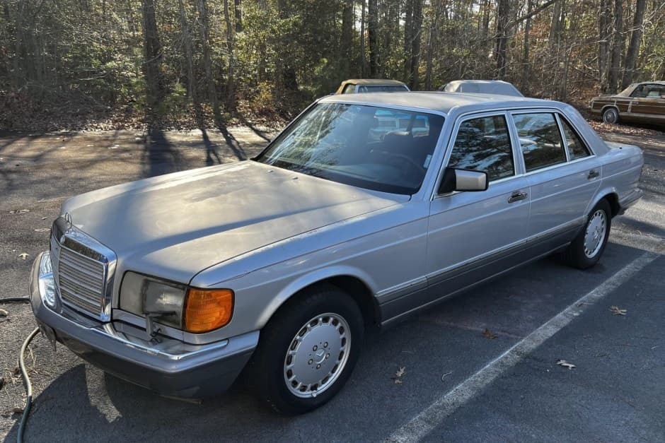1989 Mercedes-Benz W126 S-Class sold for $3,100