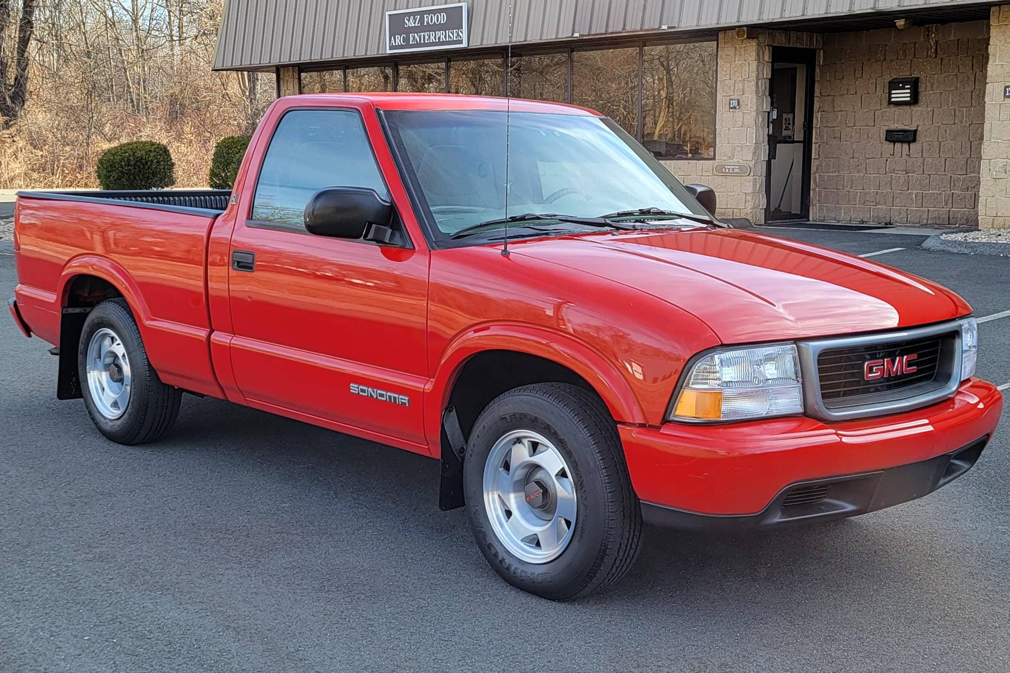 1999 GMC Sonoma sold for $10,100