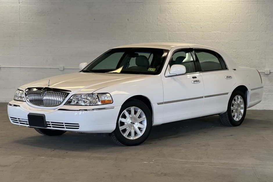 2010 Lincoln Town Car sold for $16,500