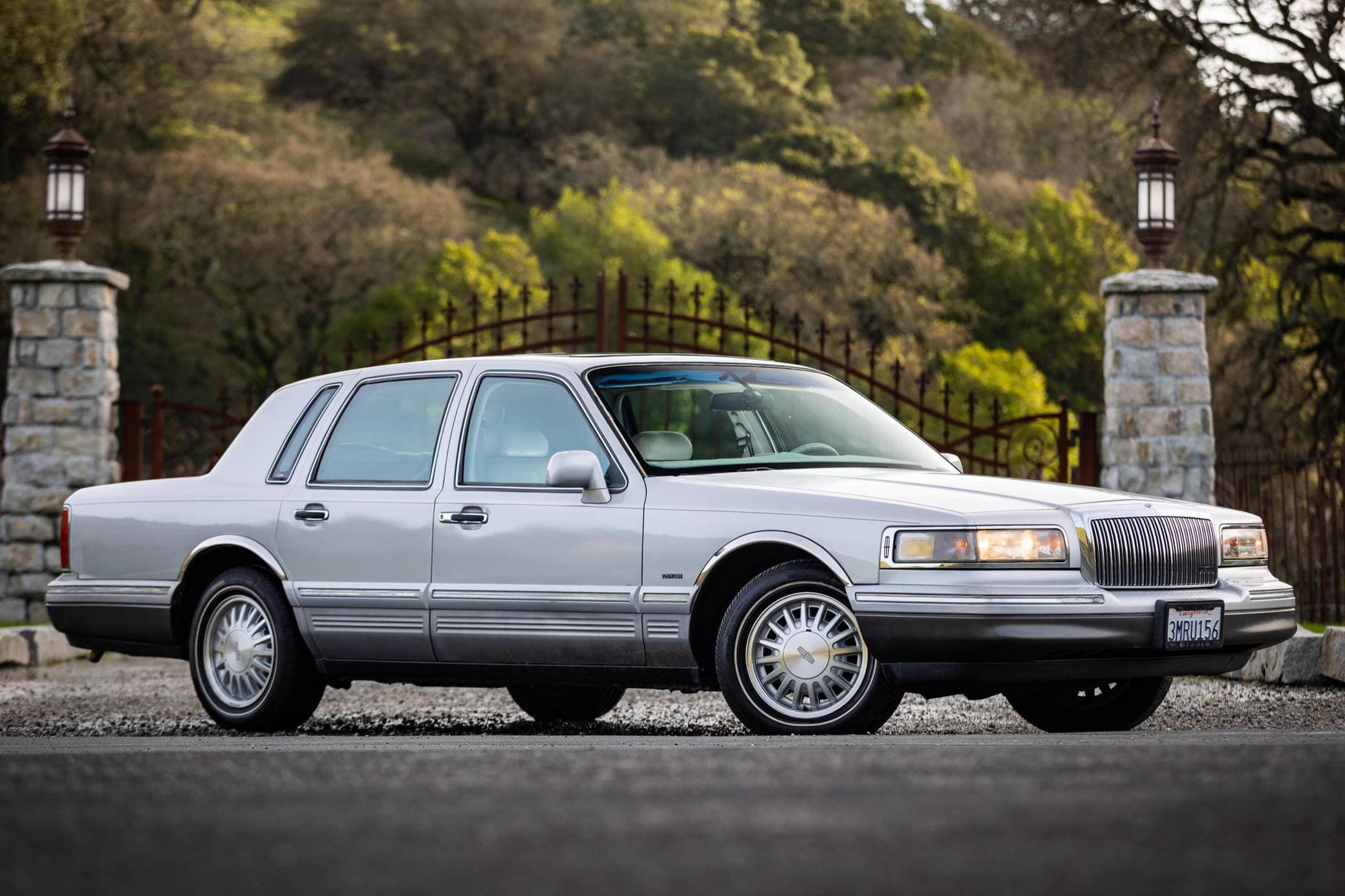 1995 Lincoln Town Car sold for $8,775
