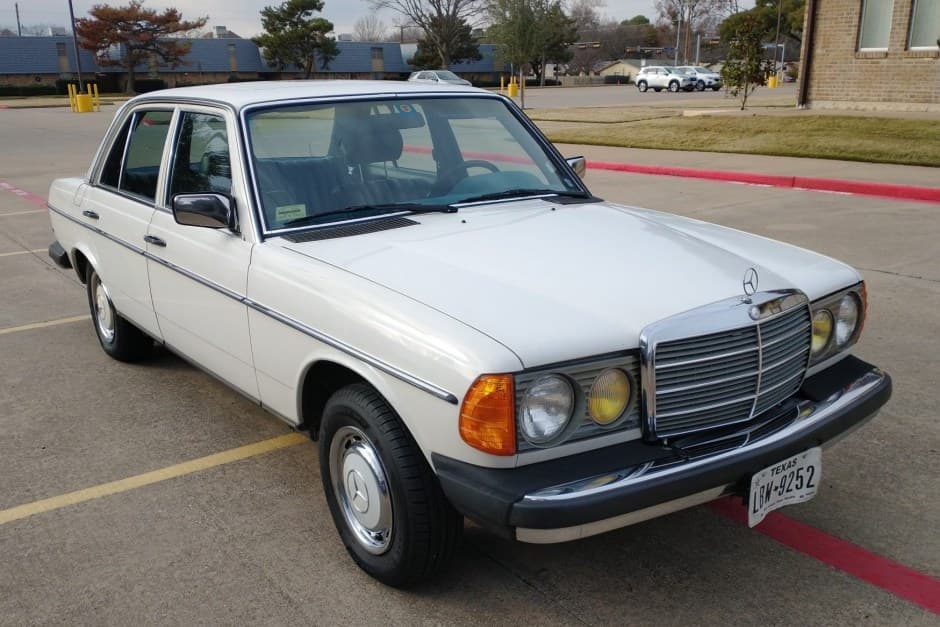 1981 Mercedes-Benz W123 sold for $5,400