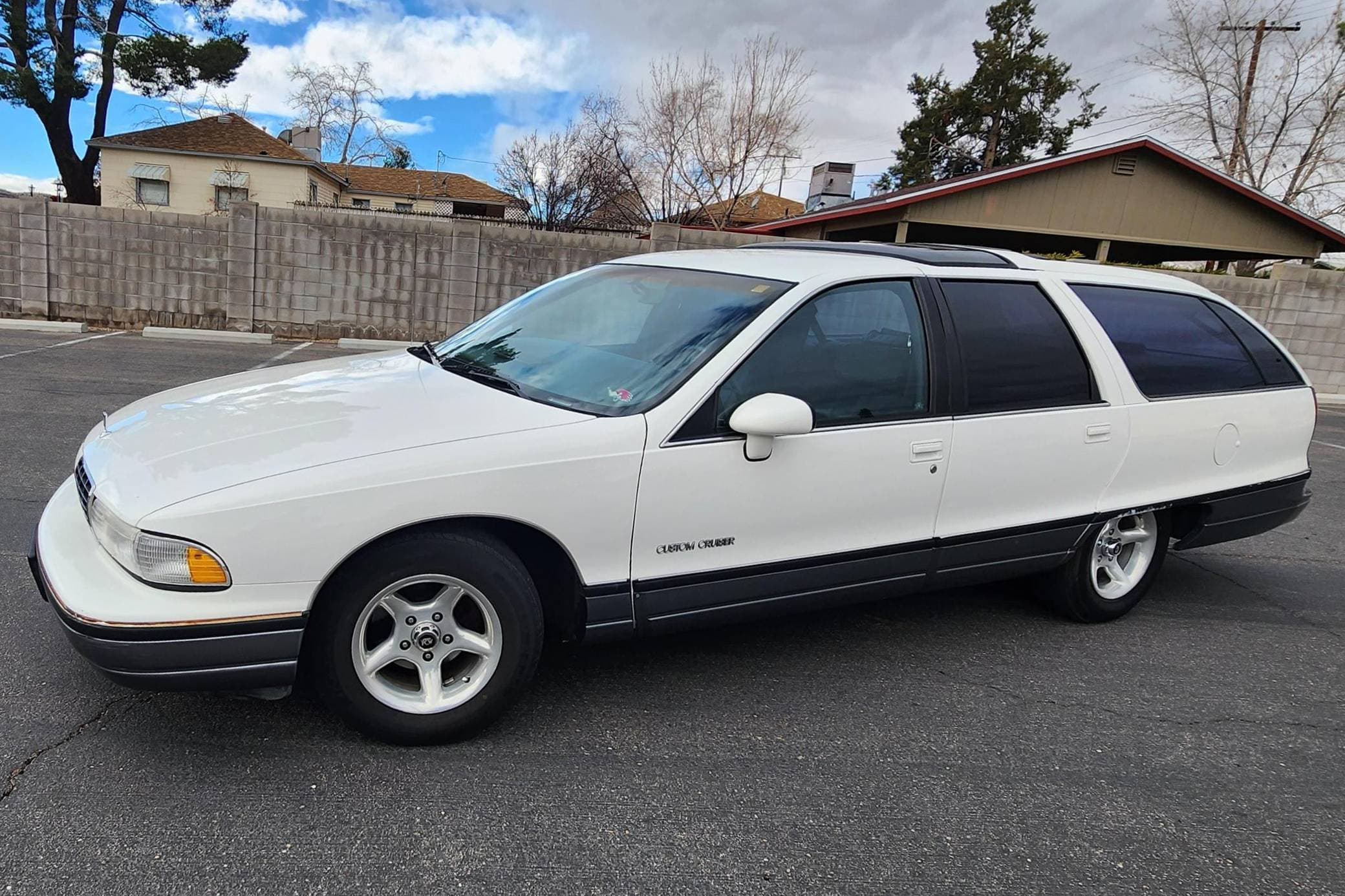 1991 Oldsmobile Custom Cruiser sold for $7,900