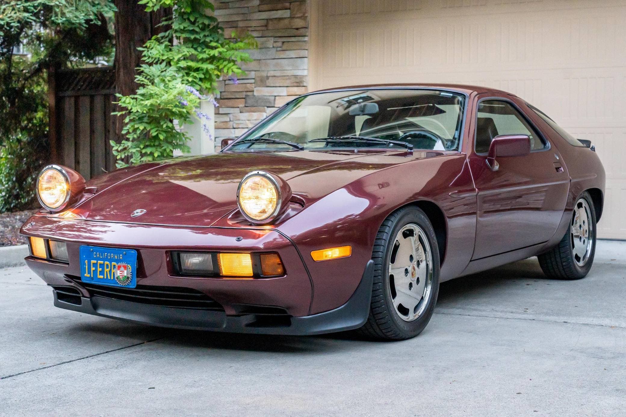 1983 Porsche 928 sold for $14,300