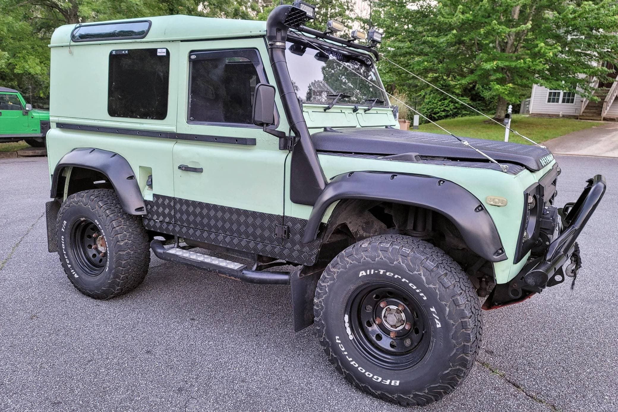 1990 Land Rover Defender sold for $17,100