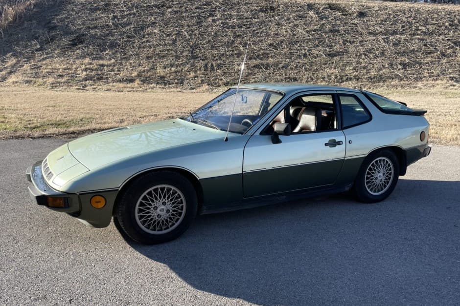 1980 Porsche 924 sold for $8,900