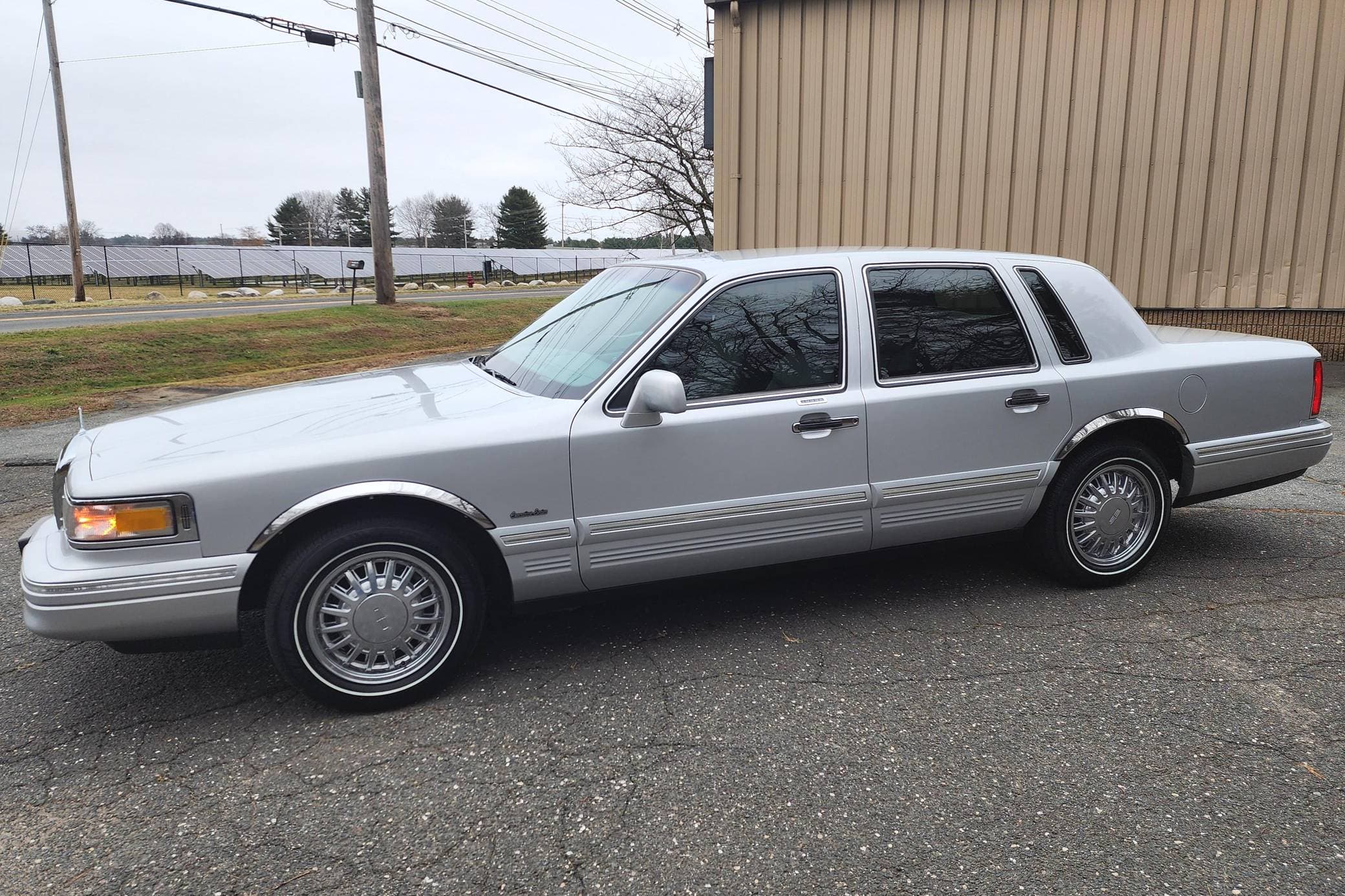 1997 Lincoln Town Car sold for $8,800