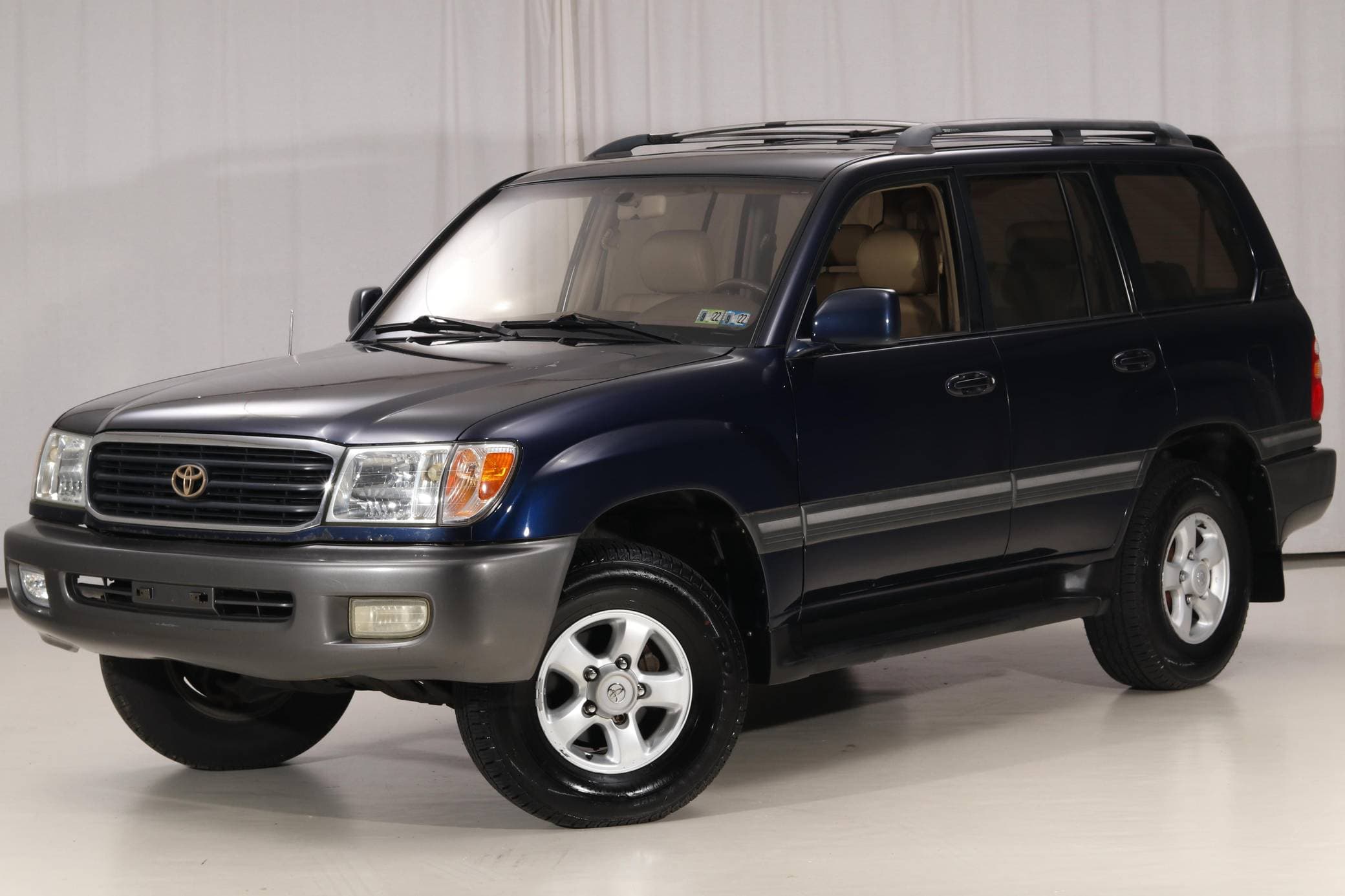 1998 Toyota Land Cruiser sold for $8,201