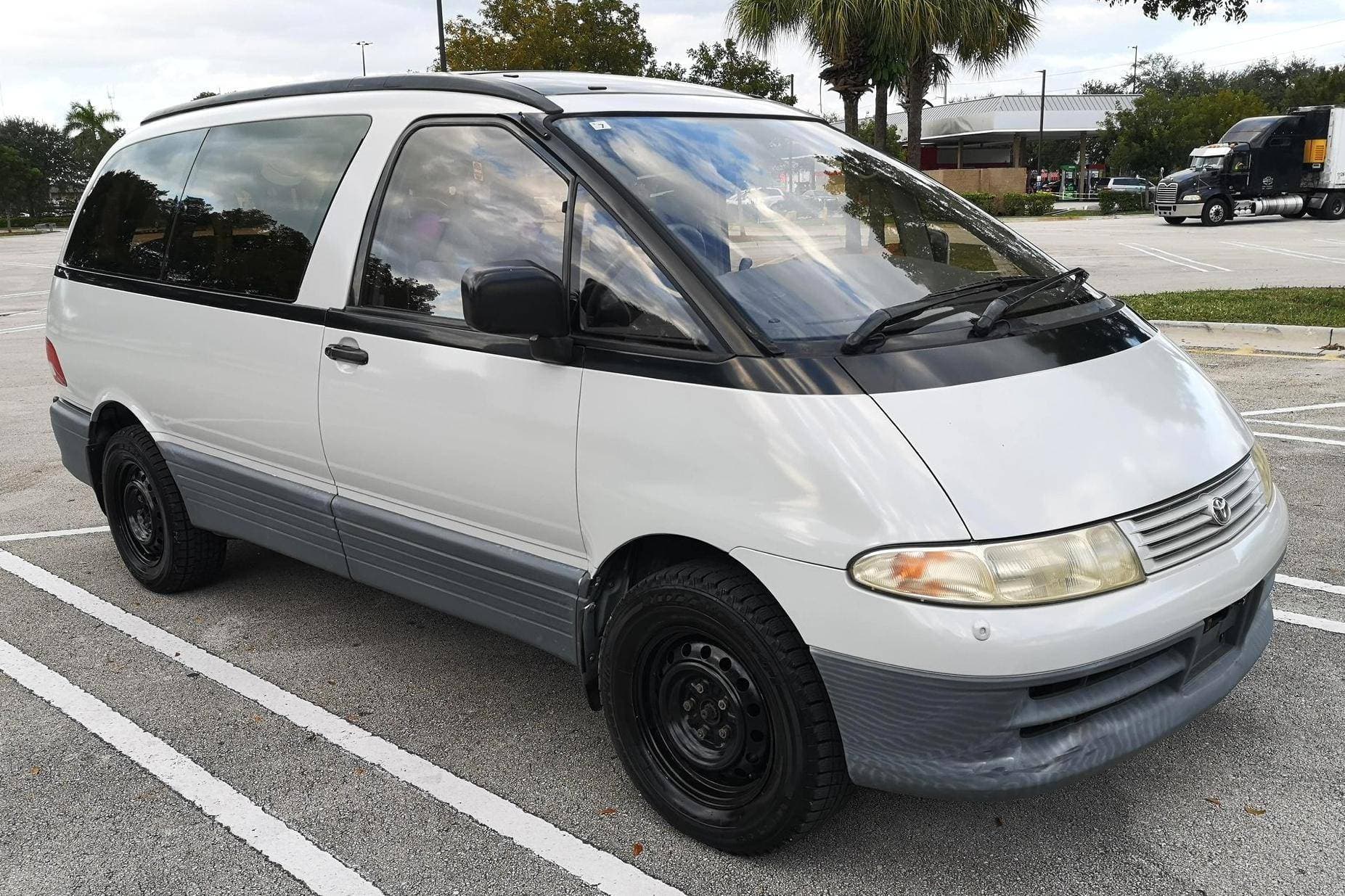 1995 Toyota Estima sold for $6,500