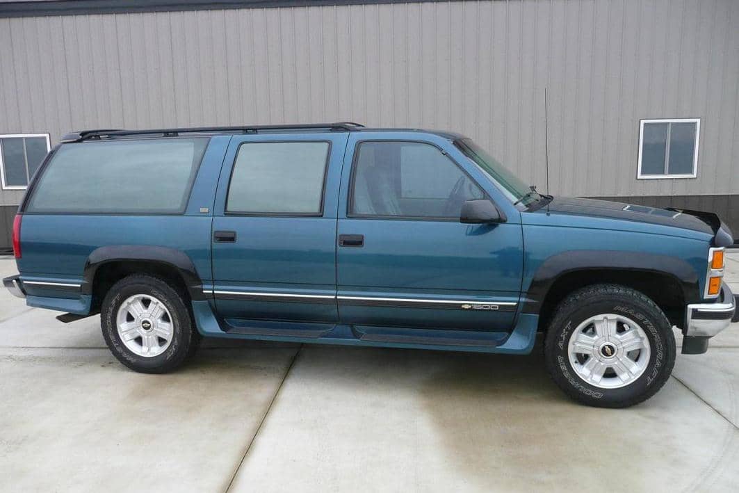 1993 Chevrolet Suburban sold for $9,100