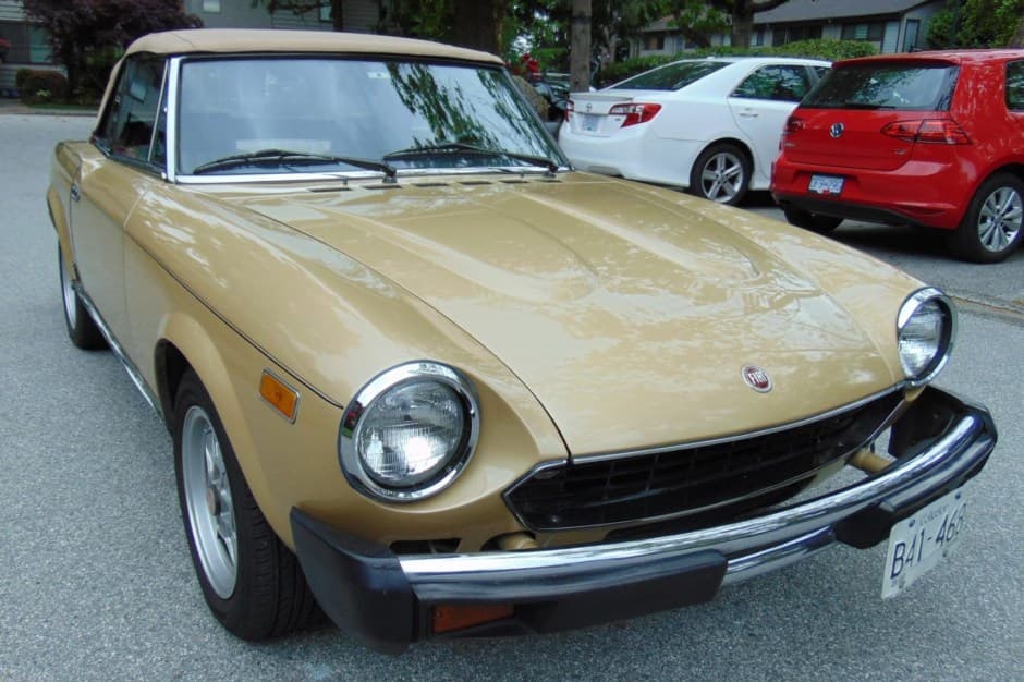 1981 Fiat 124 Spider (1966-1985) sold for $11,300