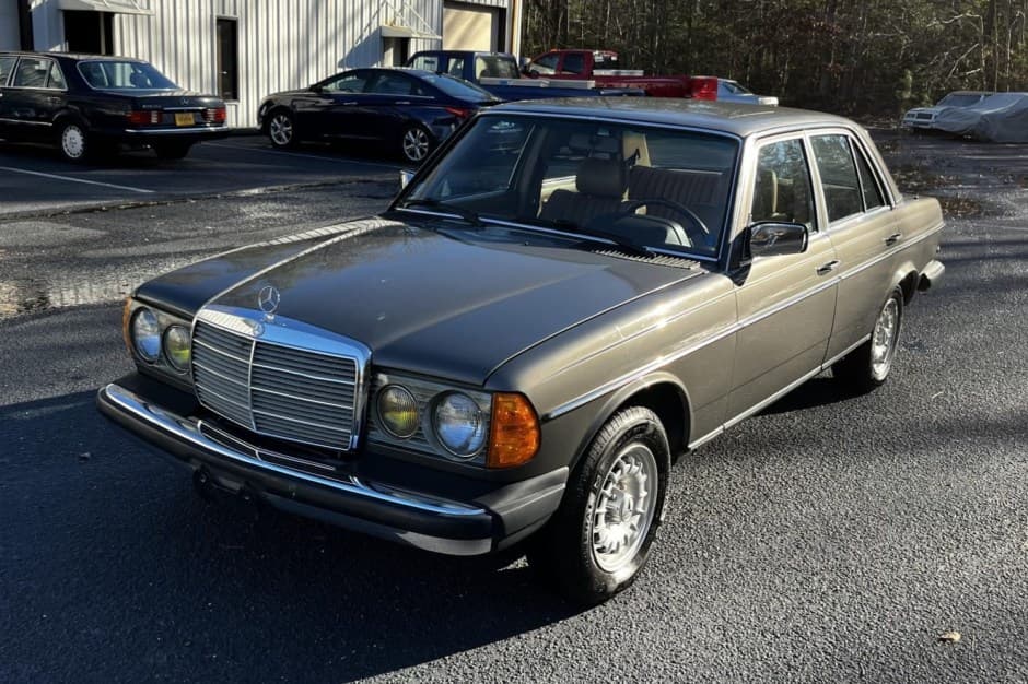 1984 Mercedes-Benz W123 sold for $12,750