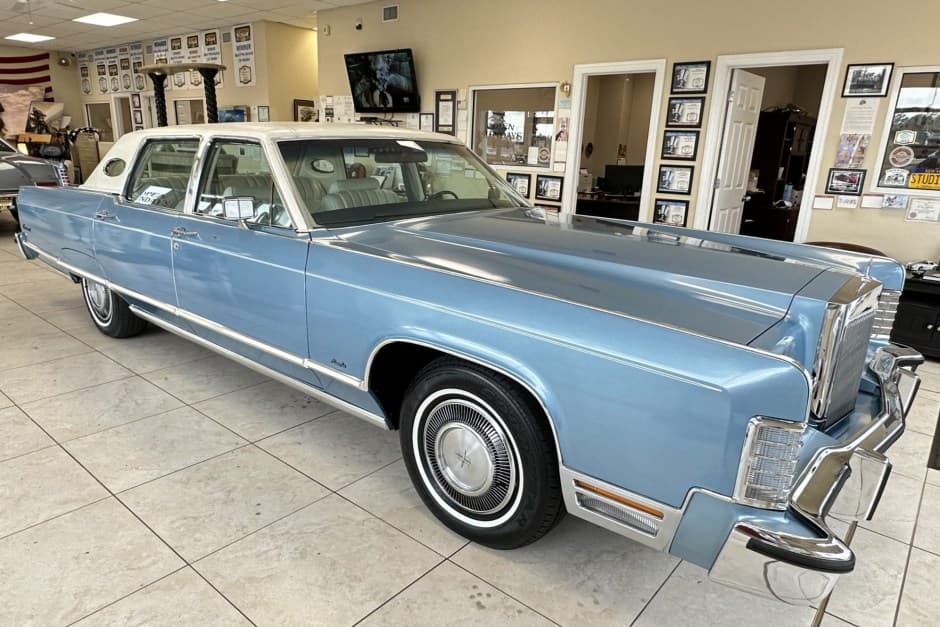 1977 Lincoln Town Car sold for $25,000
