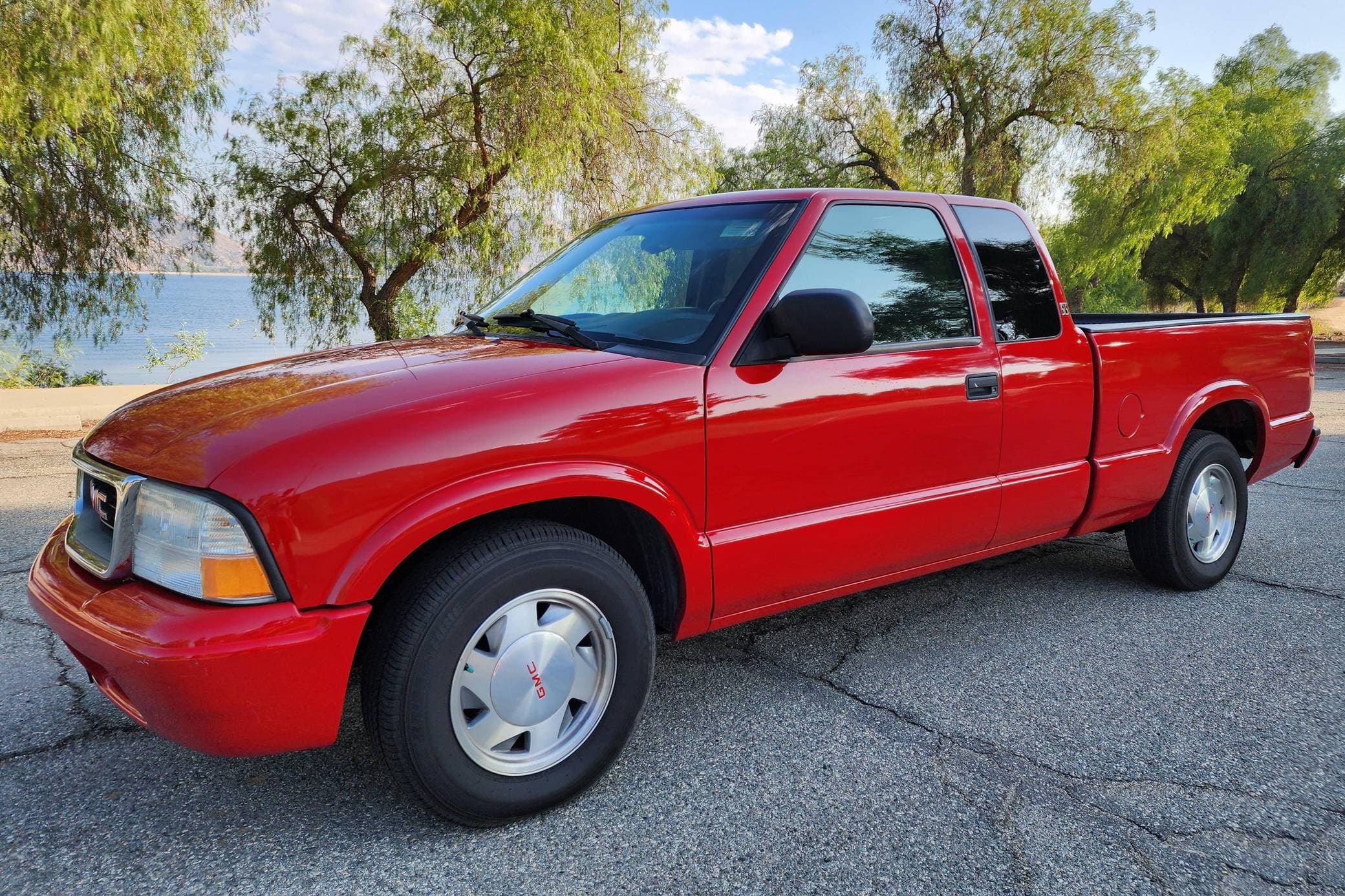 2002 GMC Sonoma sold for $7,001