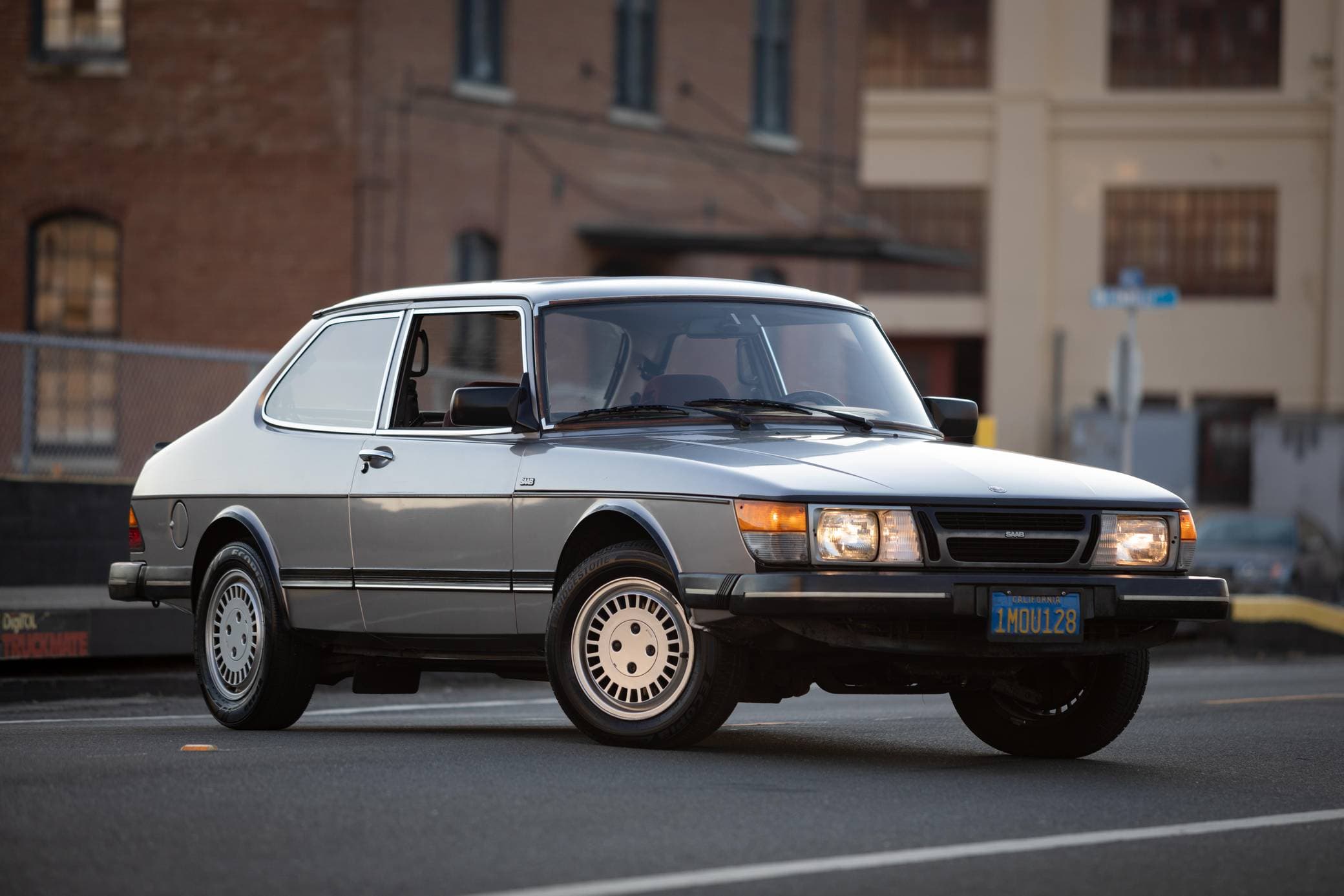 1985 Saab 900 sold for $5,525