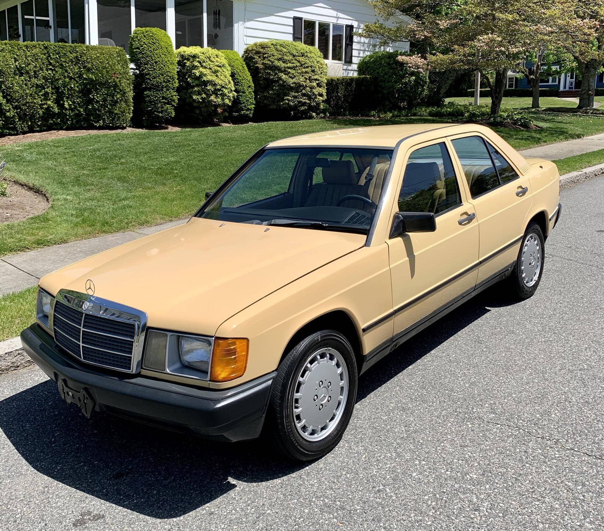 1985 Mercedes-Benz C-Class sold for $4,400