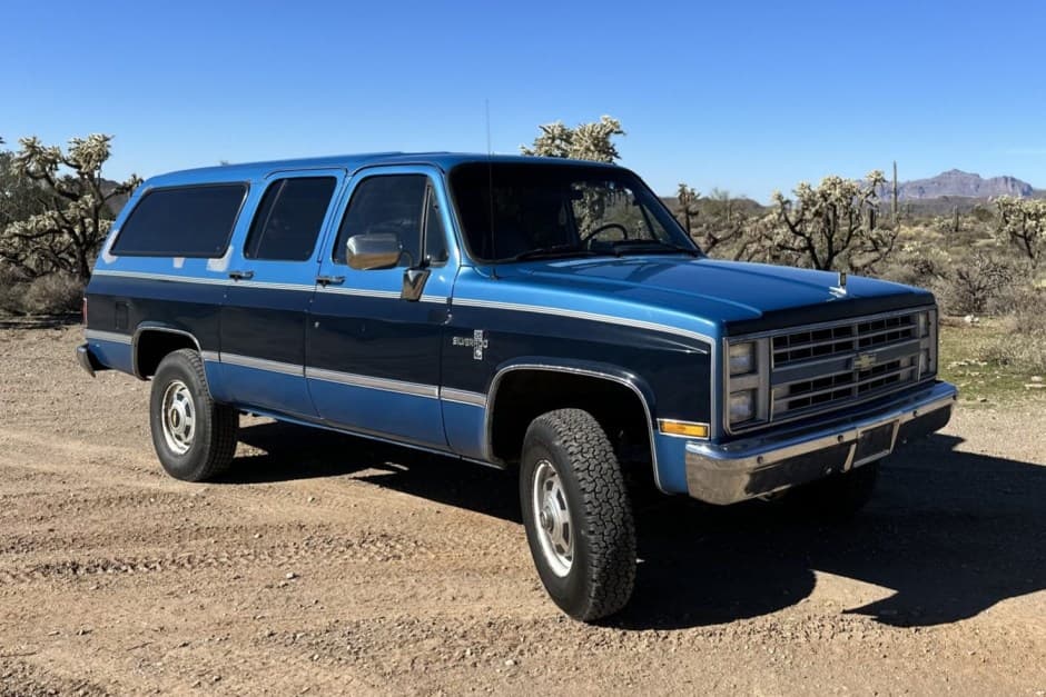 1988 Chevrolet Suburban (1973-1991) sold for $12,750