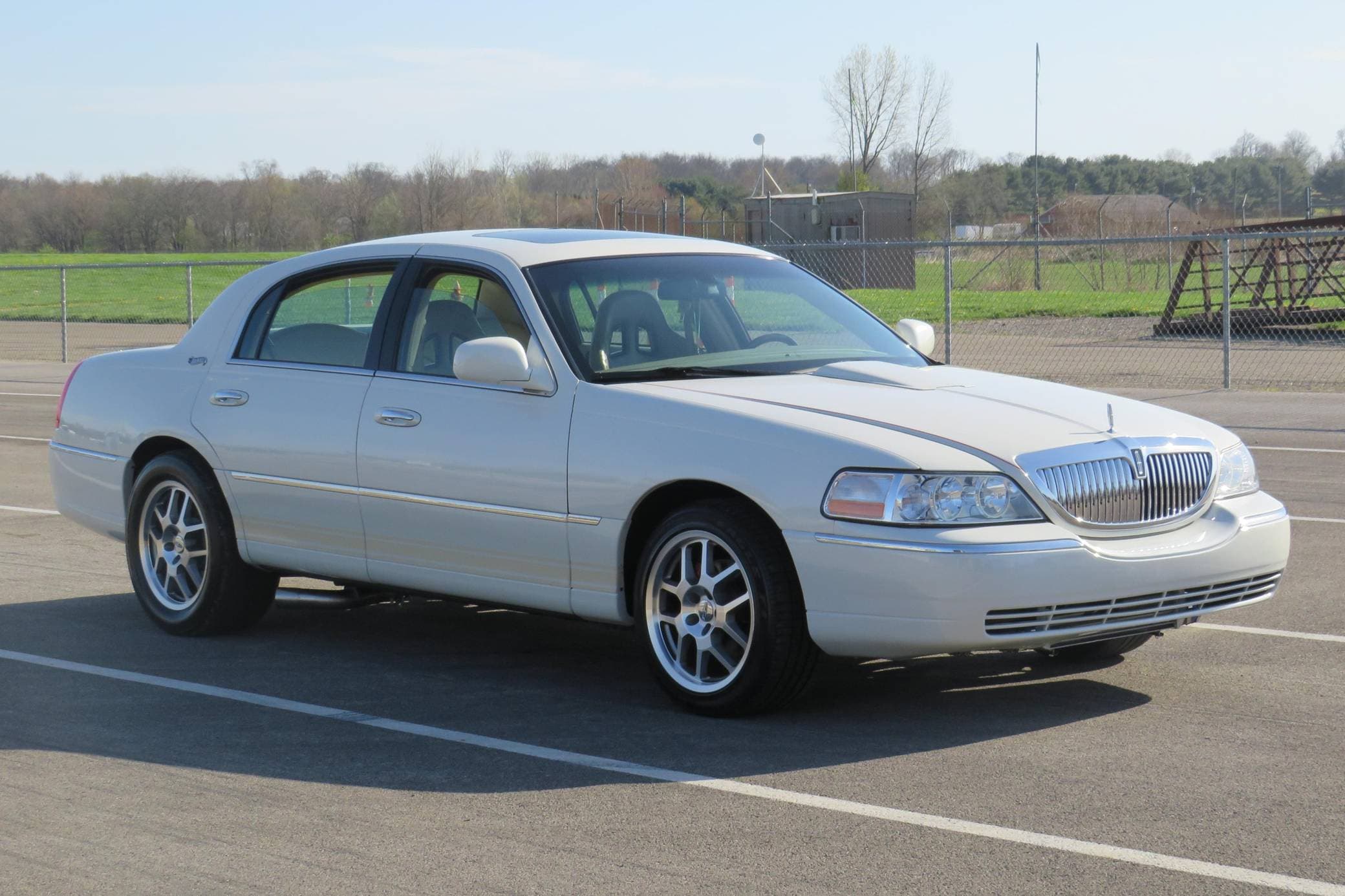 2006 Lincoln Town Car sold for $11,500