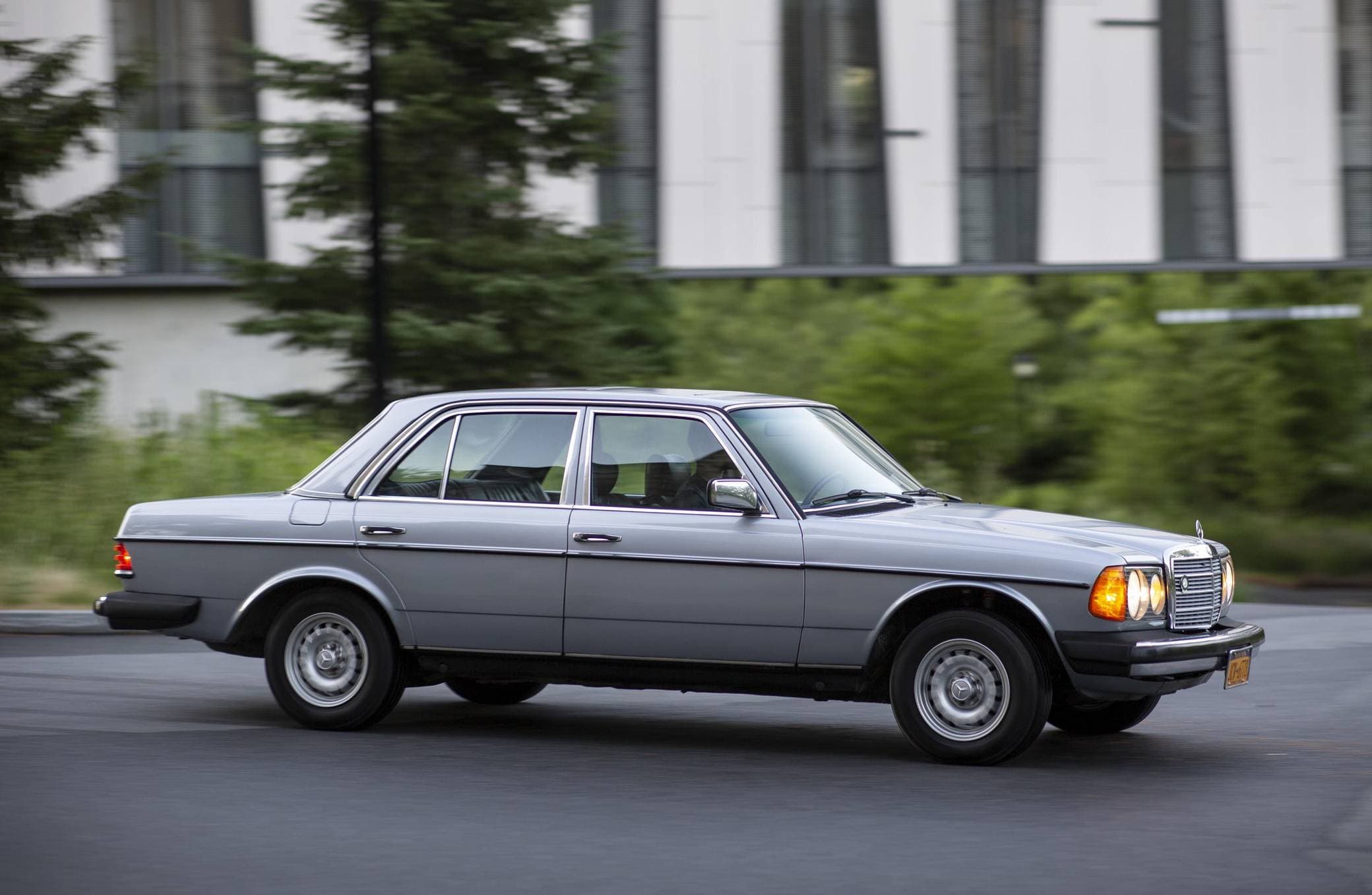 1984 Mercedes-Benz E-Class sold for $8,100