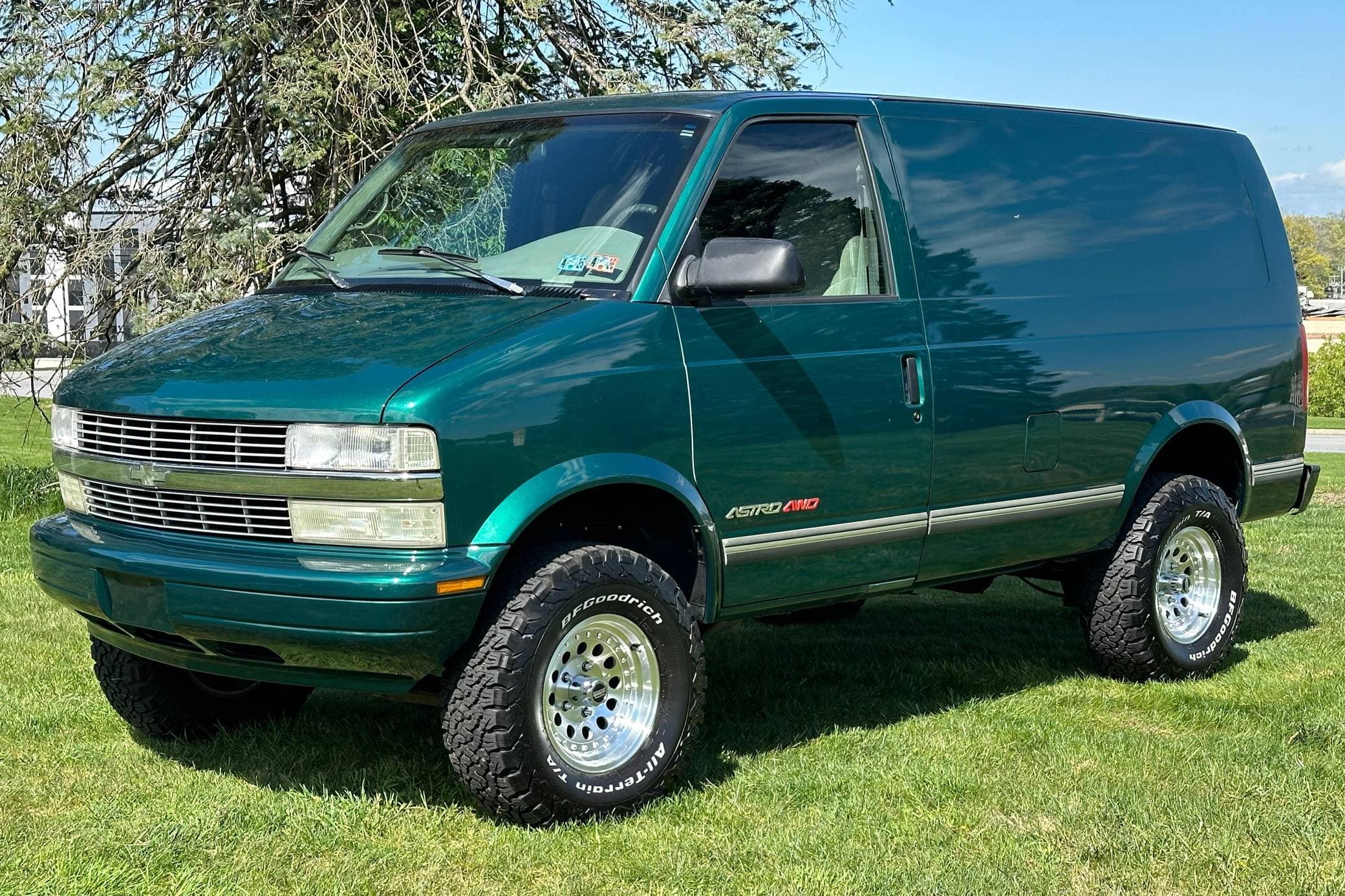 2000 Chevrolet Astro sold for $13,000