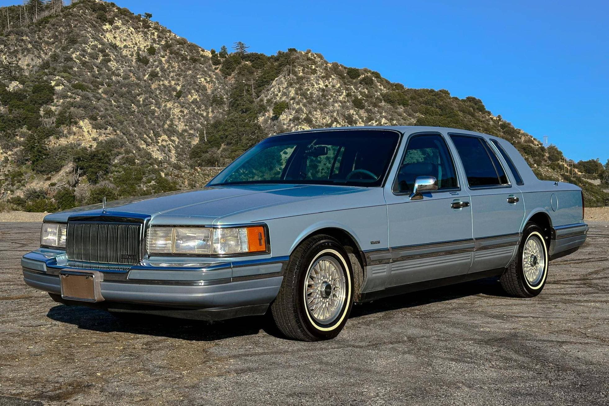 1990 Lincoln Town Car sold for $7,301