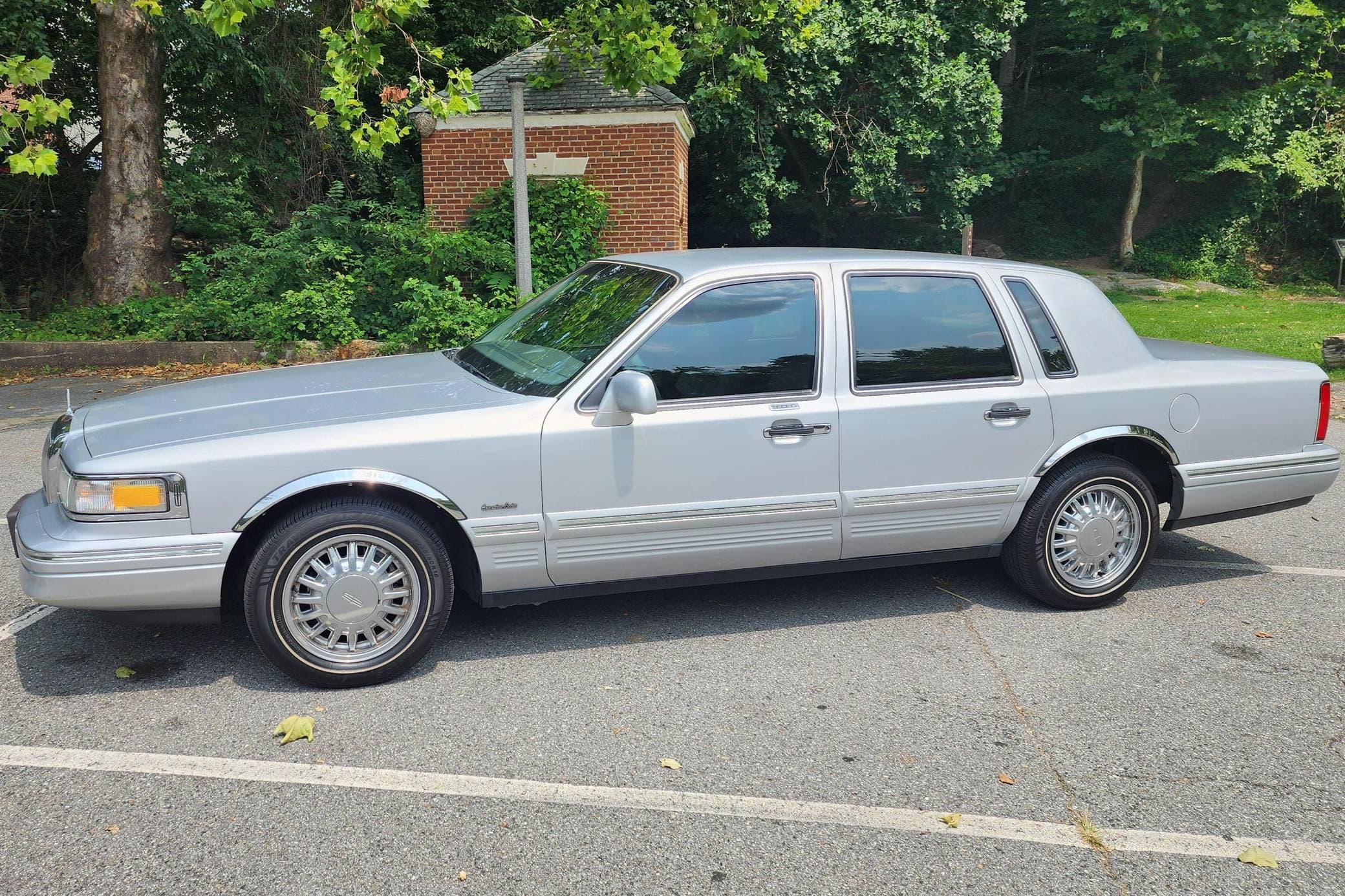1997 Lincoln Town Car sold for $9,000