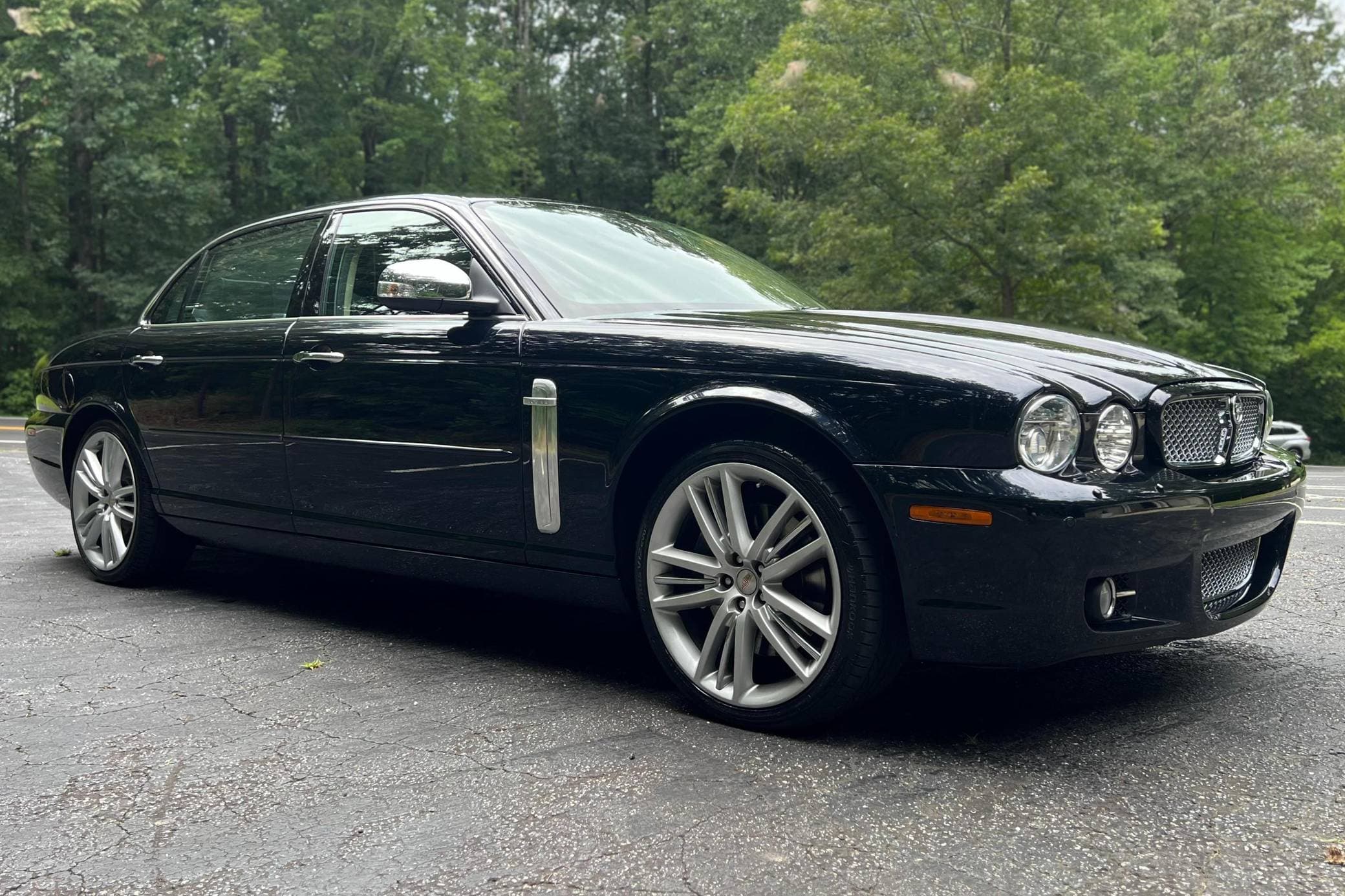 2009 Jaguar XJ sold for $31,750